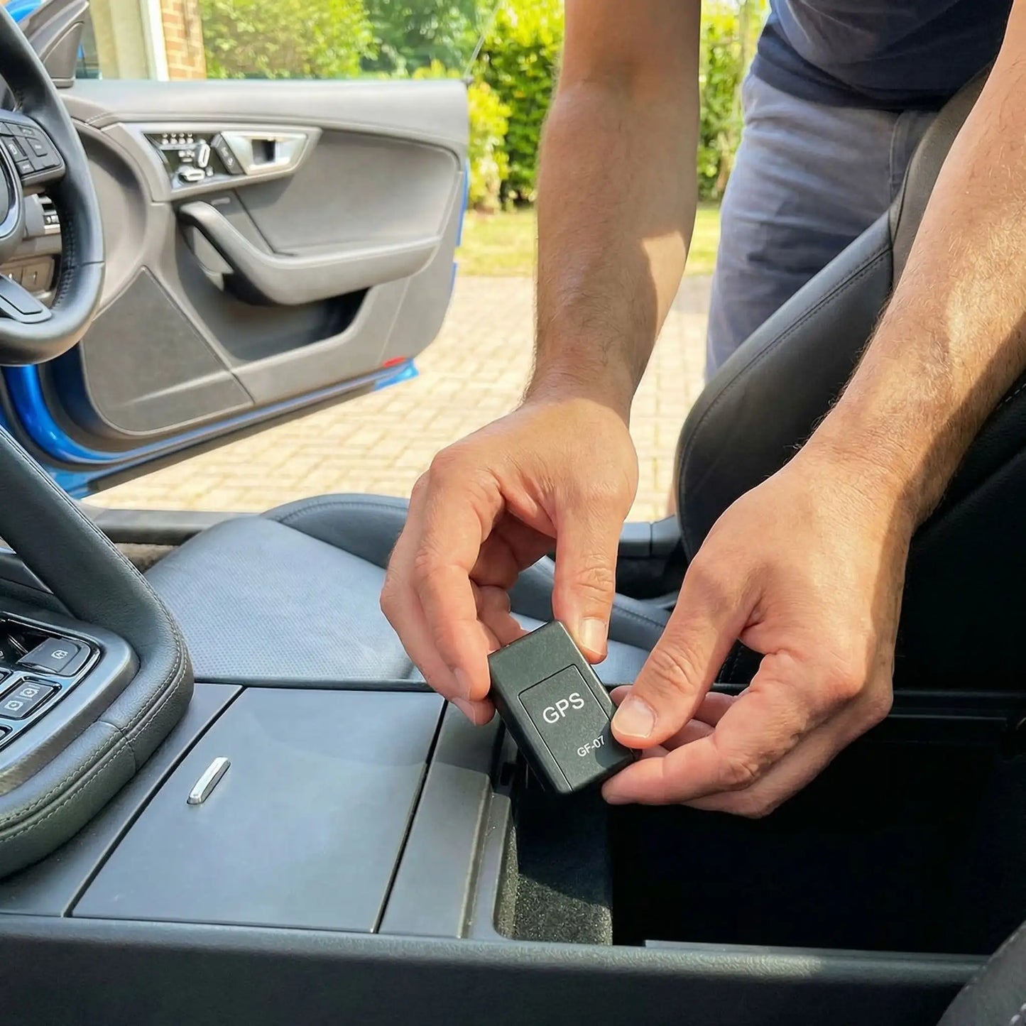 car-tracker-pinpoint-vehicle-position