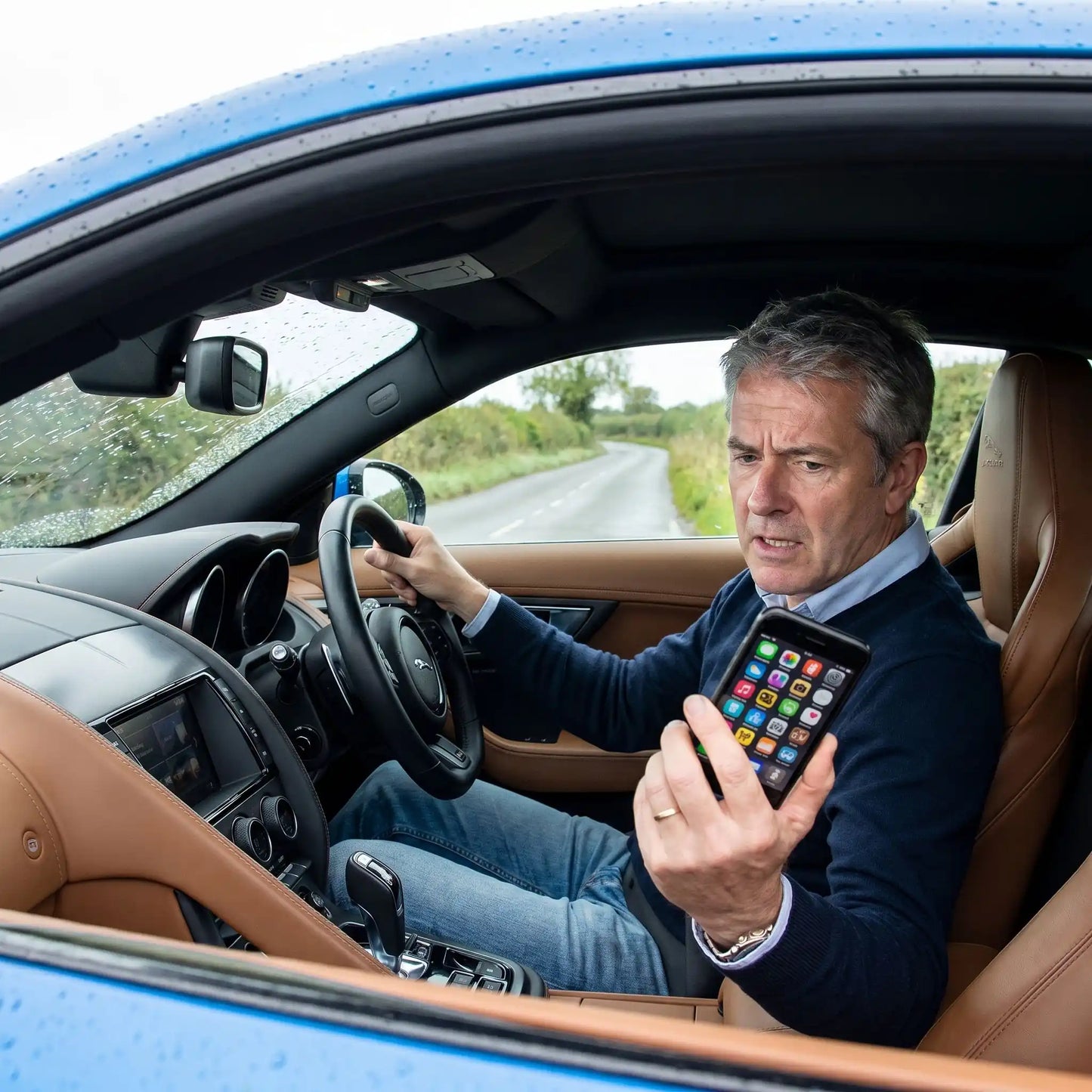 carplay-screen-dangerous-driving-handling-mobile-driving